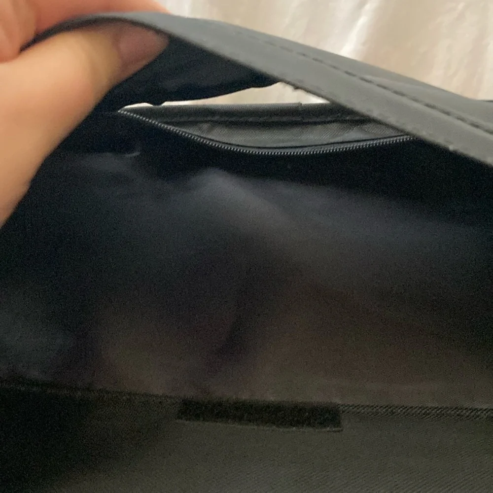 Solo black classic messenger bag